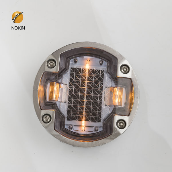 Where are amber reflective studs on the motorway - Answers
